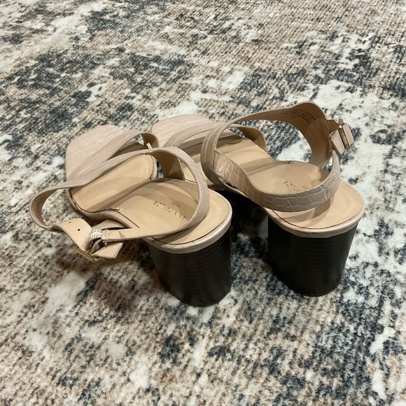 Ann Taylor Croc Embossed Double Strap Block Heel Sandal Size 9 - Picture 2 of 3